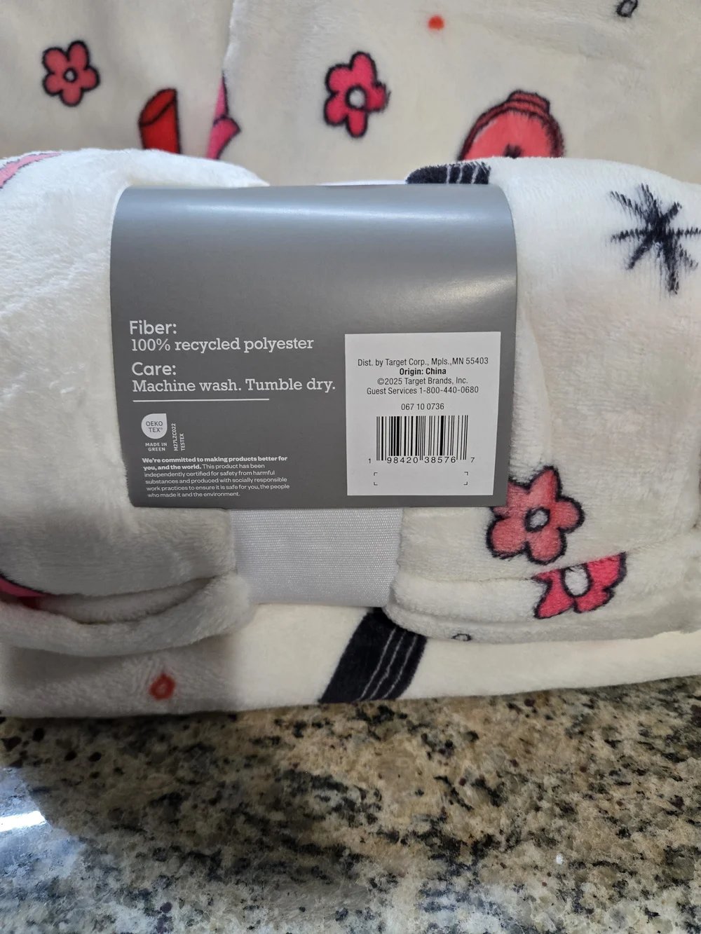 Source Unknown White Plush Throw Blanket with Pink Lip & Heart Print